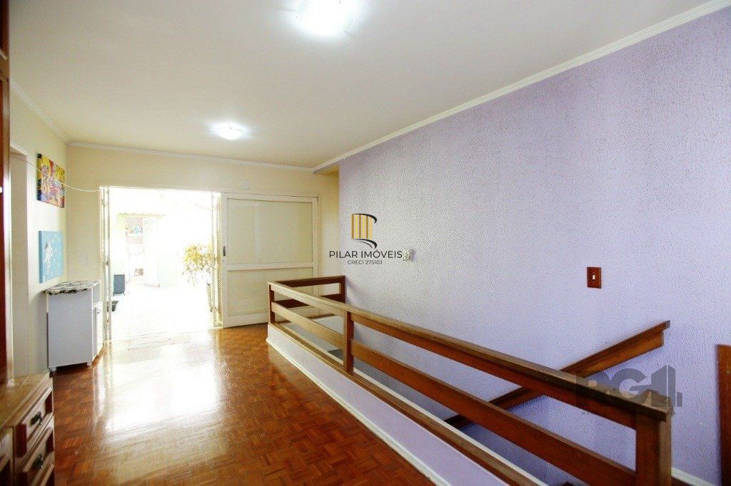 Excelente casa de 235m² com 4 dormitórios e 3 vagas no bairro Azenha.