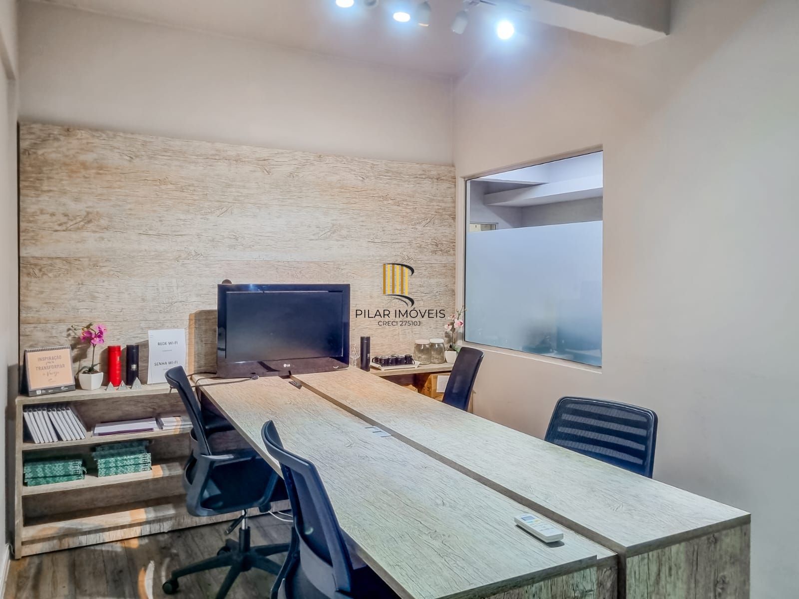 Sala locada com vaga no Menino Deus, a 200 m do Praia de Belas