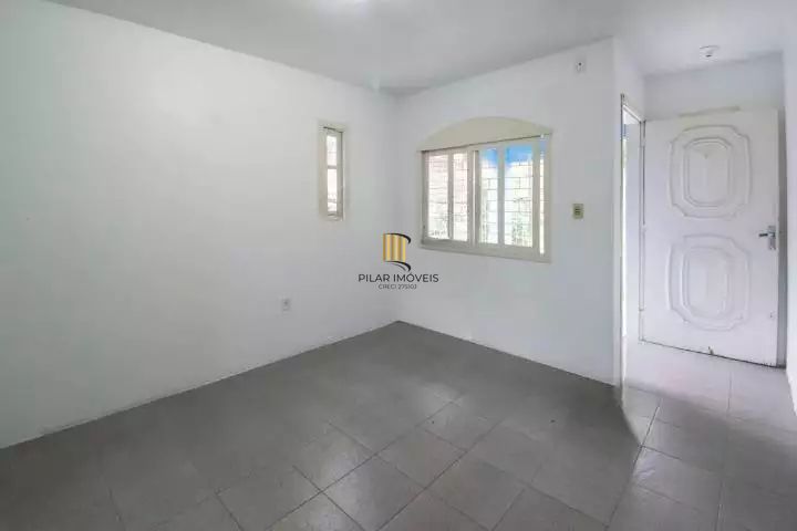 VENDE – AMPLA CASA RESIDENCIAL COM PISCINA E 5 VAGAS
