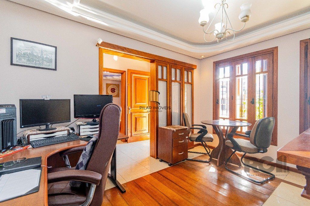 Casa de 4 dormitórios 304m² no bairro Jardim Lindóia