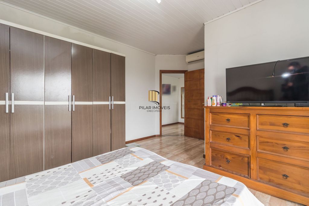 Casa de 6 dormitórios à venda Bairro Vila Nova - Porto Alegre
