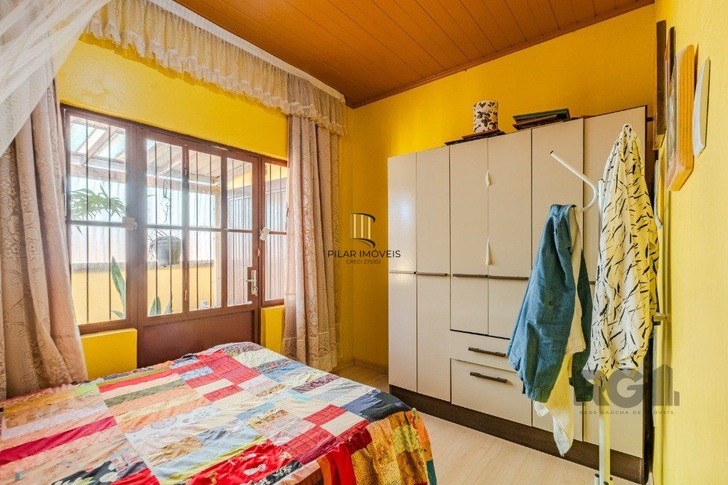 Casa de 2 dormitórios, no bairro  Hípica