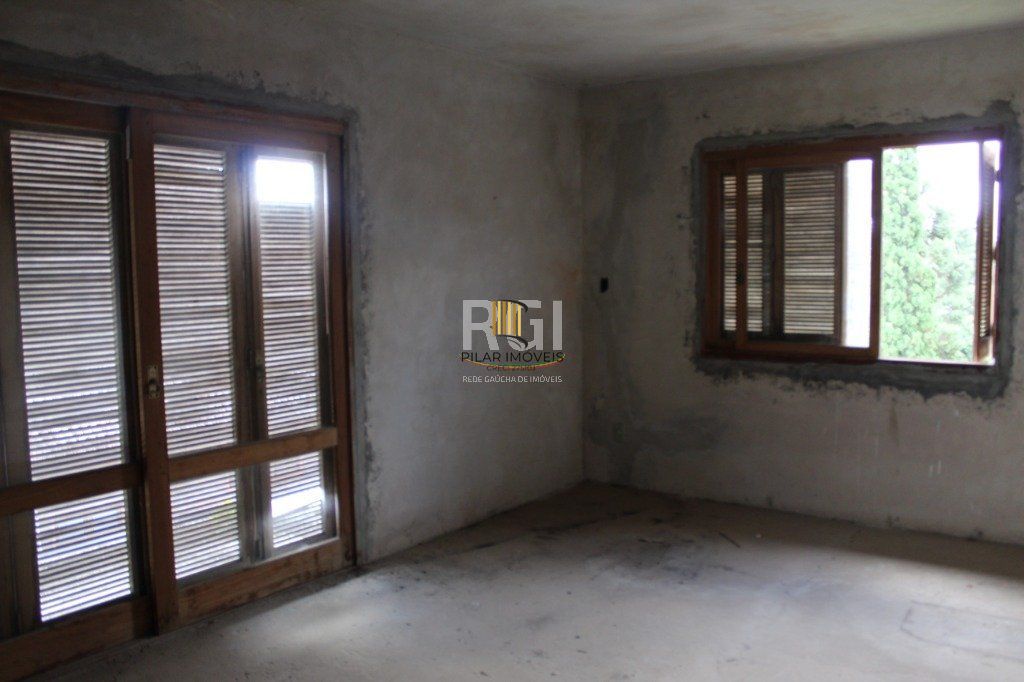 Casa para Venda - 300m², 5 dormitórios, sendo 3 suites, 5 vagas - Teresópolis