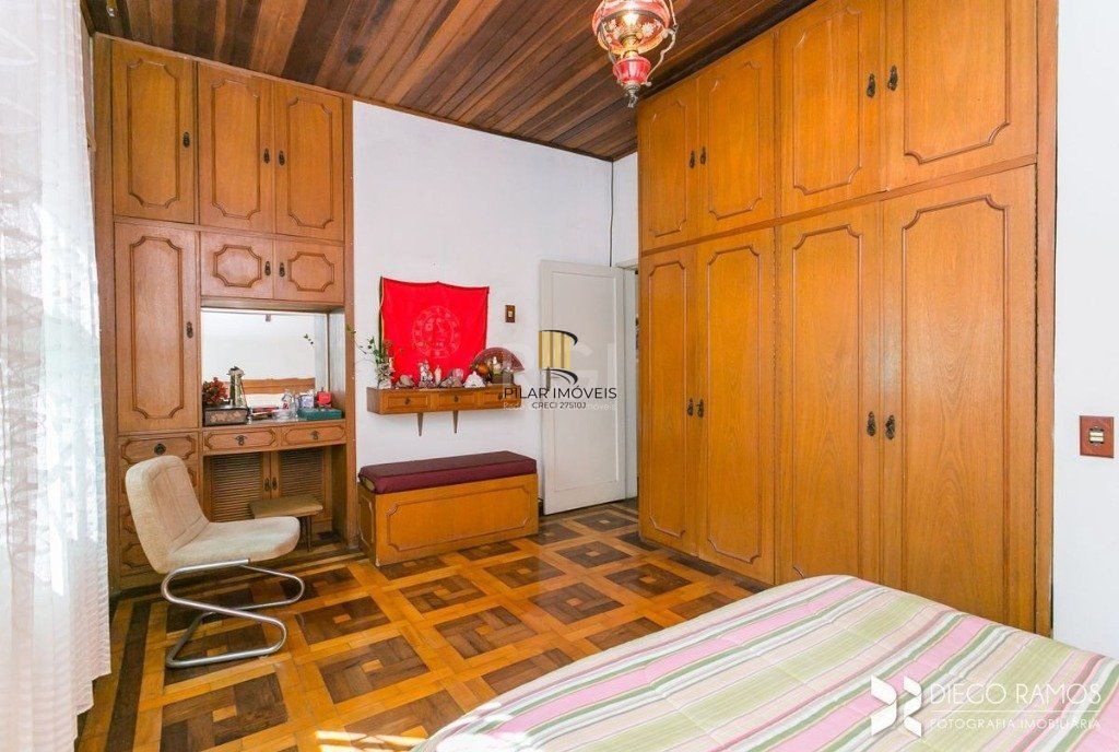 Casa para Venda - 198m², 3 dormitórios, sendo 1 suites, 4 vagas - Petrópolis