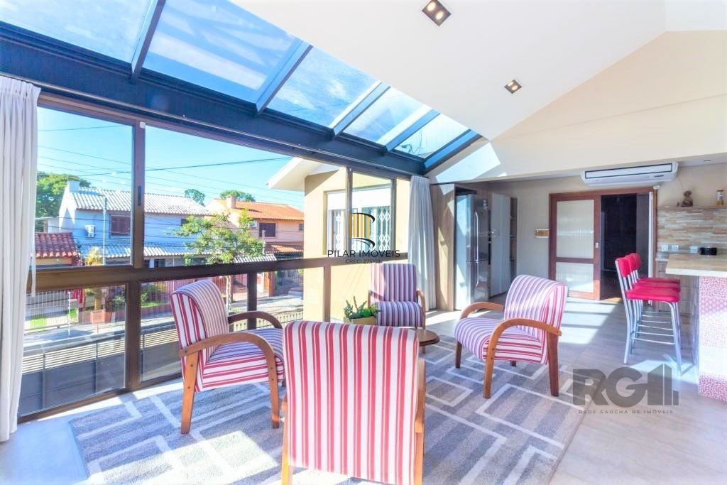 Casa de 380m², bairro Guarujá