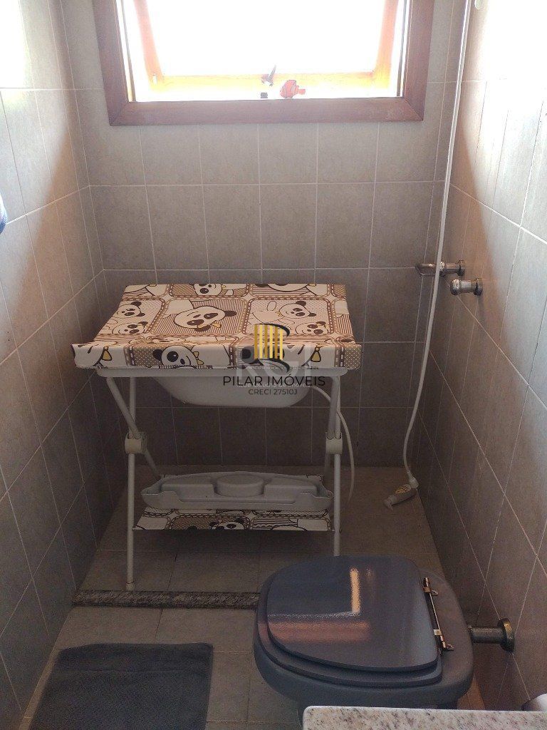 Excelente casa com 03 suíte, espaço gourmet com churrasqueira, living com lareira, pátio com piscina e garagem para 02 carros no bairro Espírito Santo