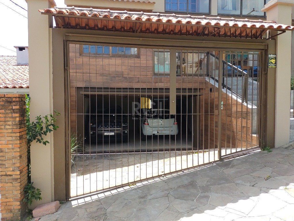 Excelente casa com 03 suíte, espaço gourmet com churrasqueira, living com lareira, pátio com piscina e garagem para 02 carros no bairro Espírito Santo