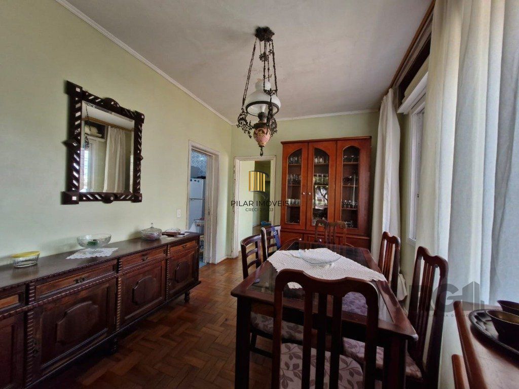Casa com 243m2 de área privativa, com amplo pátio de 11 x 44, próxima a Av. Teresópolis