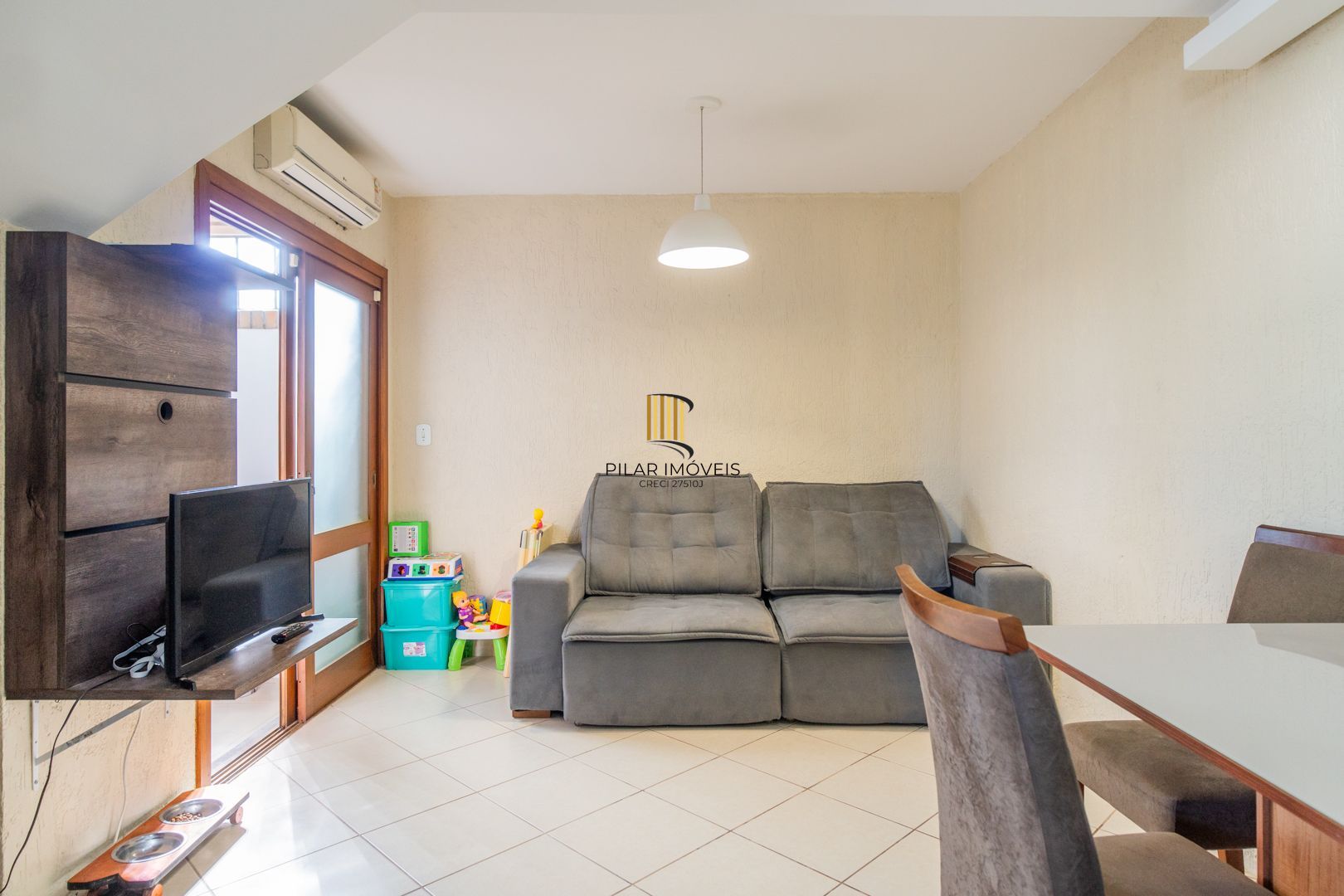Casa em condomínio de 105m² - 2 dormitórios e 1 vaga no bairro Guarujá