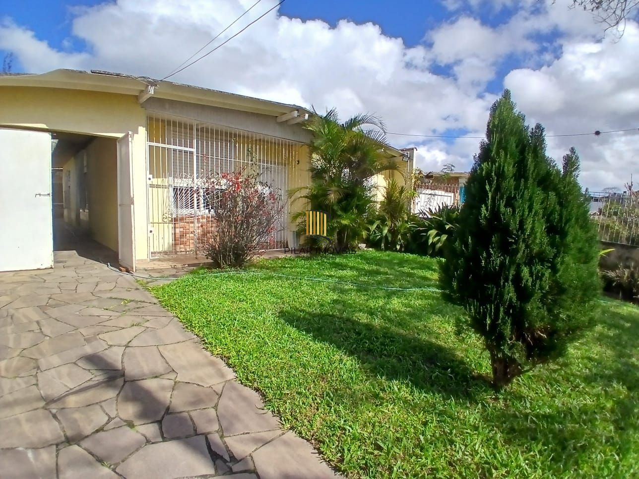 Ampla casa com patio no bairro Rubem Berta . - Pilar Imóveis