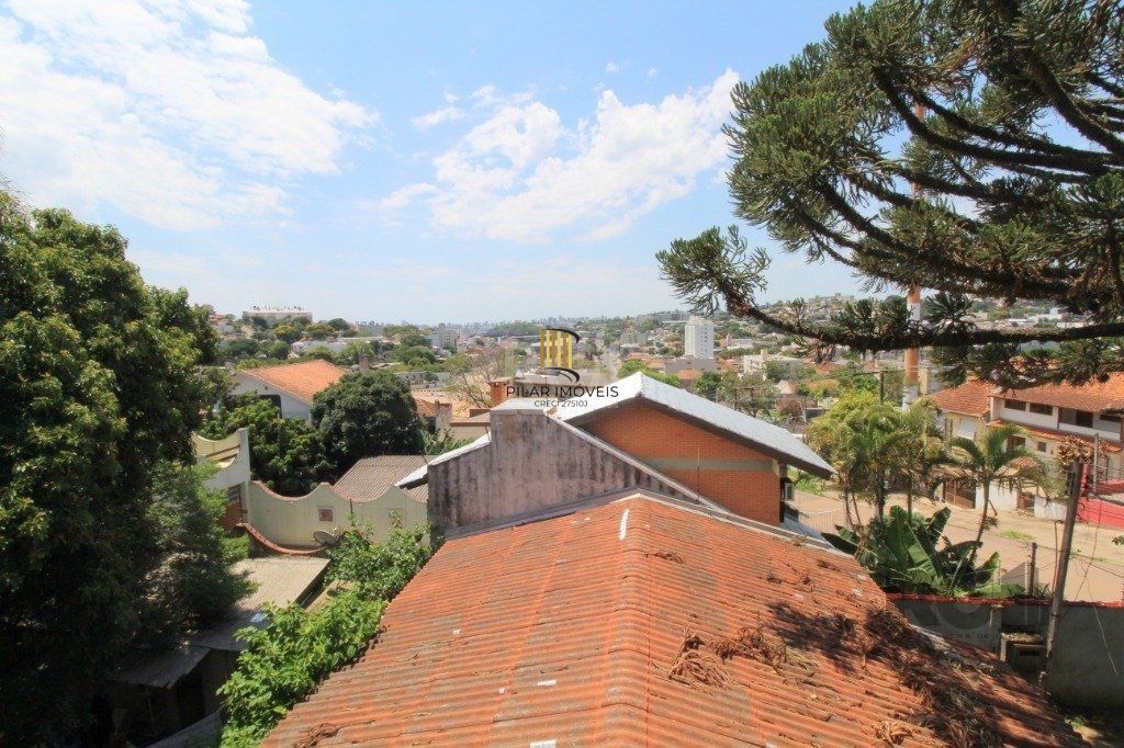 Sobrado 4 dormitórios no bairro Medianeira