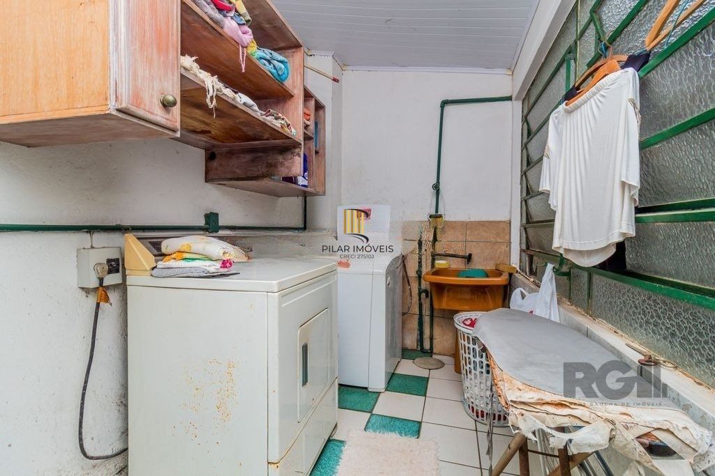 Impecável casa no bairro Medianeira. Living de 3 ambientes com lareira. Com 4 dormitórios sendo 1 suíte também com lareira. Ampla cozinha mobiliada e reformada. Dormitórios com armários fixos .