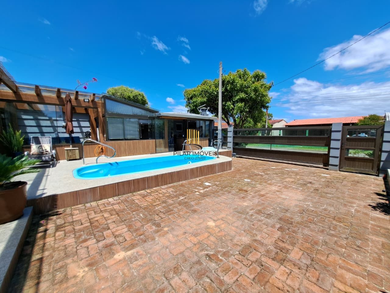 Casa com 04 dormitórios e piscina na praia de Imbé/ RS.
