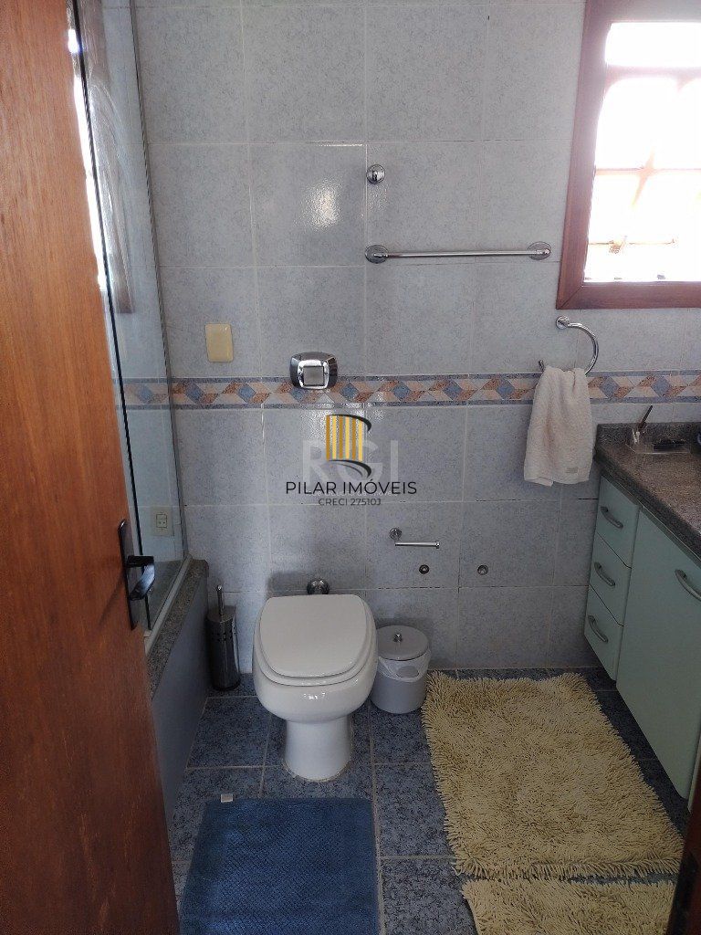 Excelente casa com 03 suíte, espaço gourmet com churrasqueira, living com lareira, pátio com piscina e garagem para 02 carros no bairro Espírito Santo