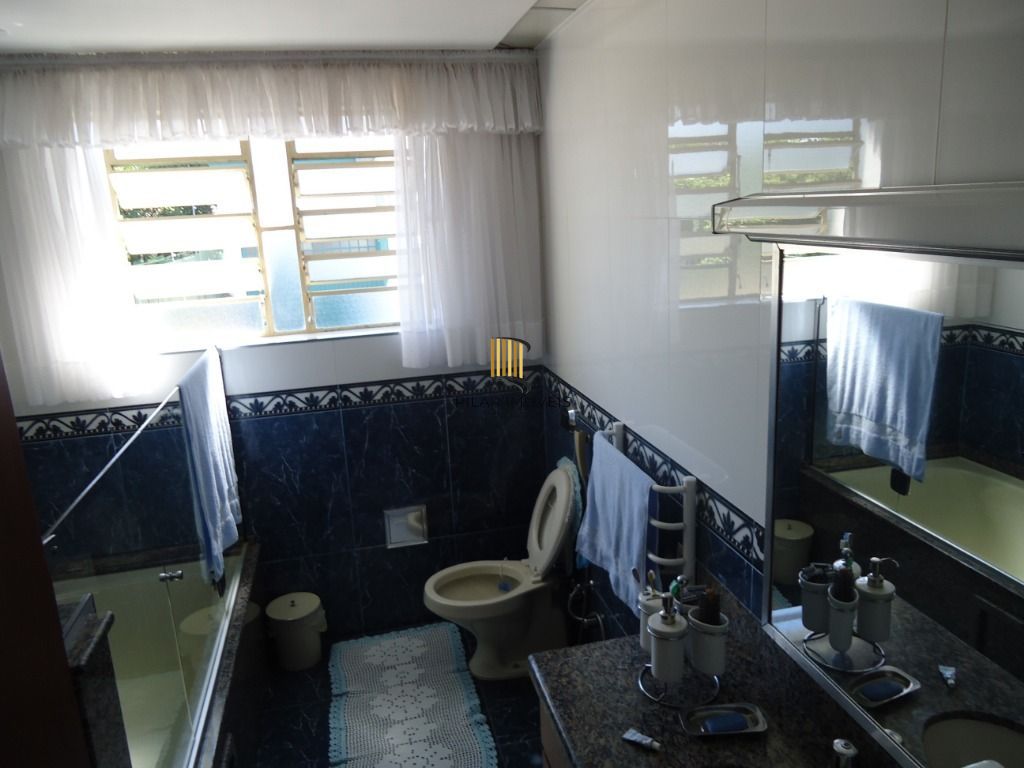 Casa para Venda - 750m², 4 dormitórios, sendo 2 suites, 5 vagas - Santa Tereza