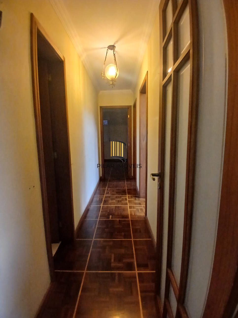 Apartamento de 03 dormitorios e vaga coberta no Menino Deus