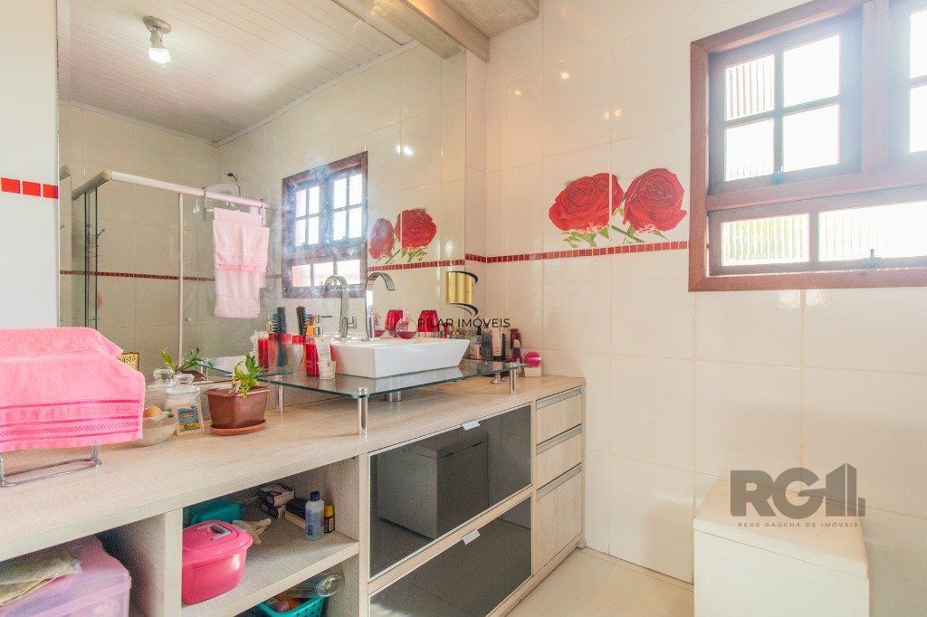 Casa com 3 dormitórios e 3 vagas no bairro Santa Tereza