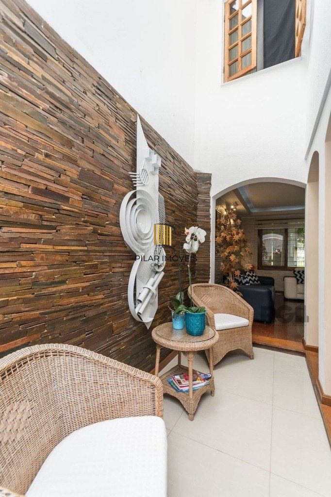 Casa 381m² - 5 dormitórios, 1 suíte, piscina e 6 vagas no bairro São Sebastião