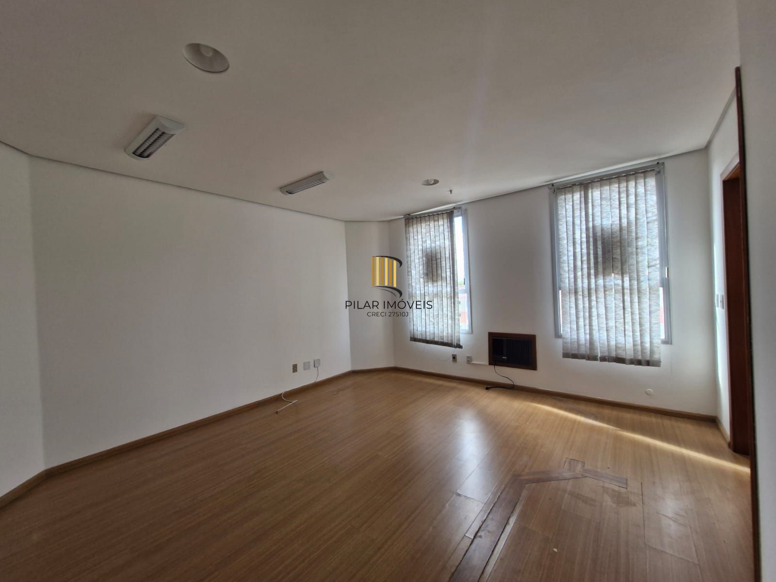 Sala comercial em prédio com elevador, no bairro Teresópolis.
