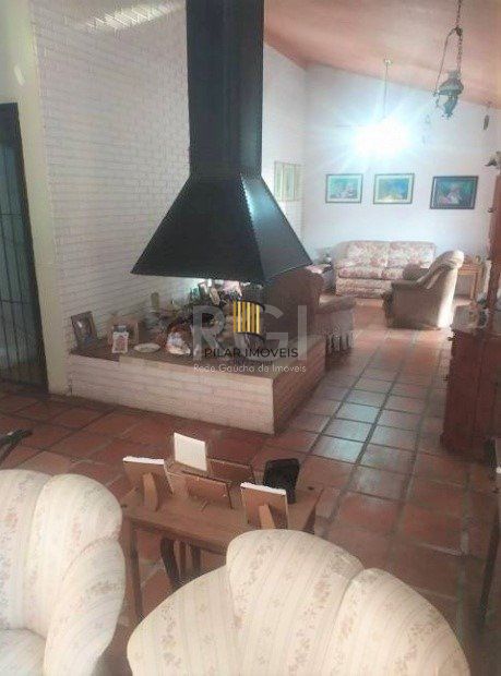 Casa com 03 dormitórios, churrasqueira, pátio com piscina e 5 vagas de garagem no bairro Menino Deus