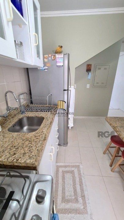 Casa em condomínio 110m² - 3 dormitórios sendo 1 suíte e 1 vaga de garagem no bairro Teresópolis