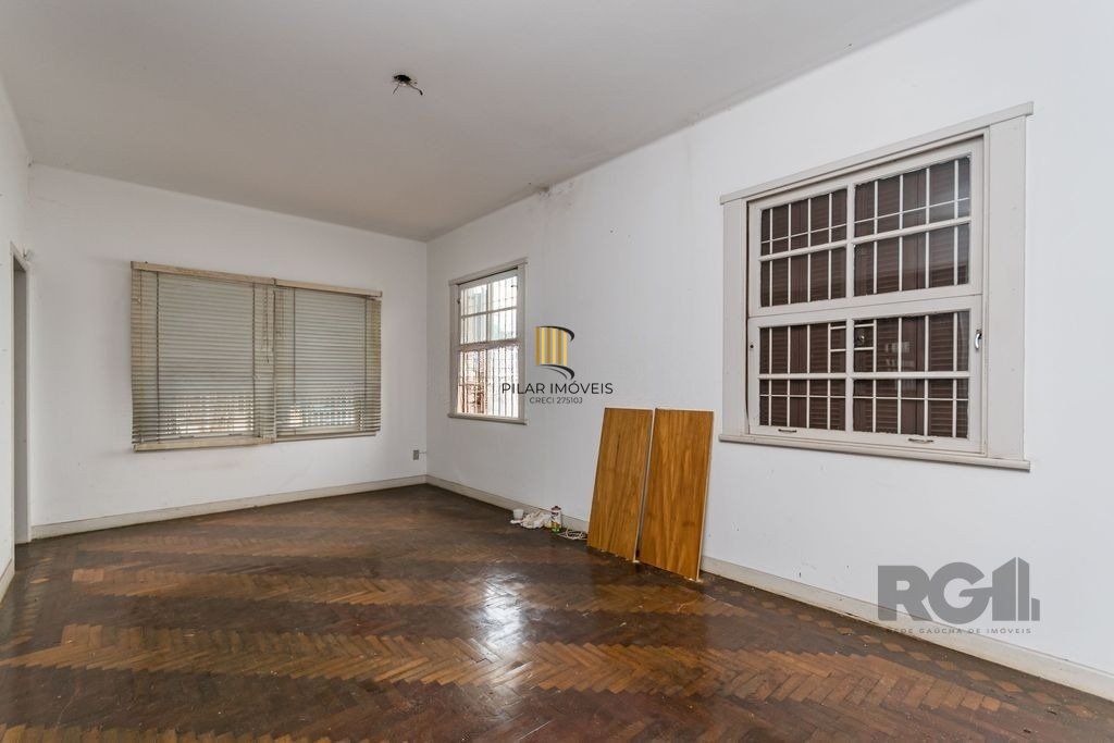 Casa de 4 dormitórios, no bairro Medianeira 