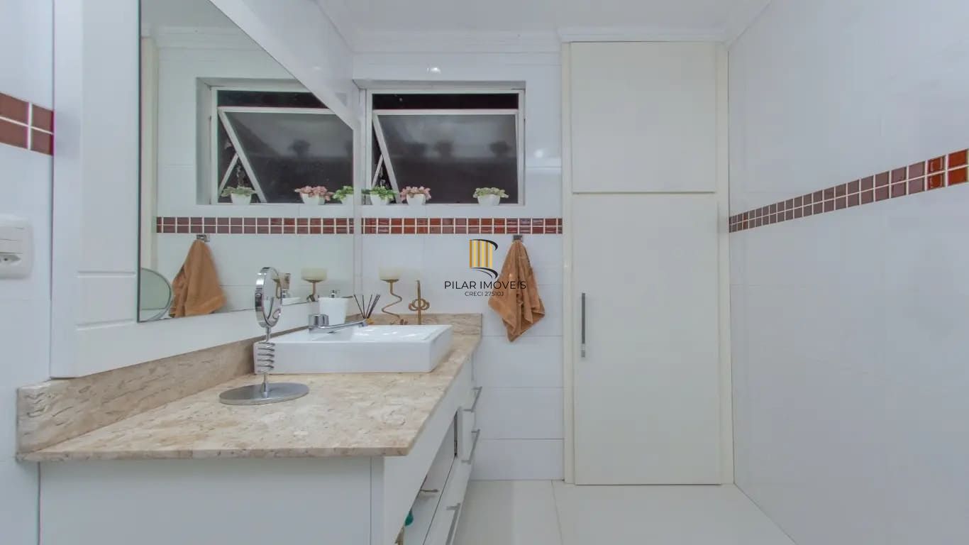 Apartamento com 3 dormitórios e 99m² à venda em Petrópolis.