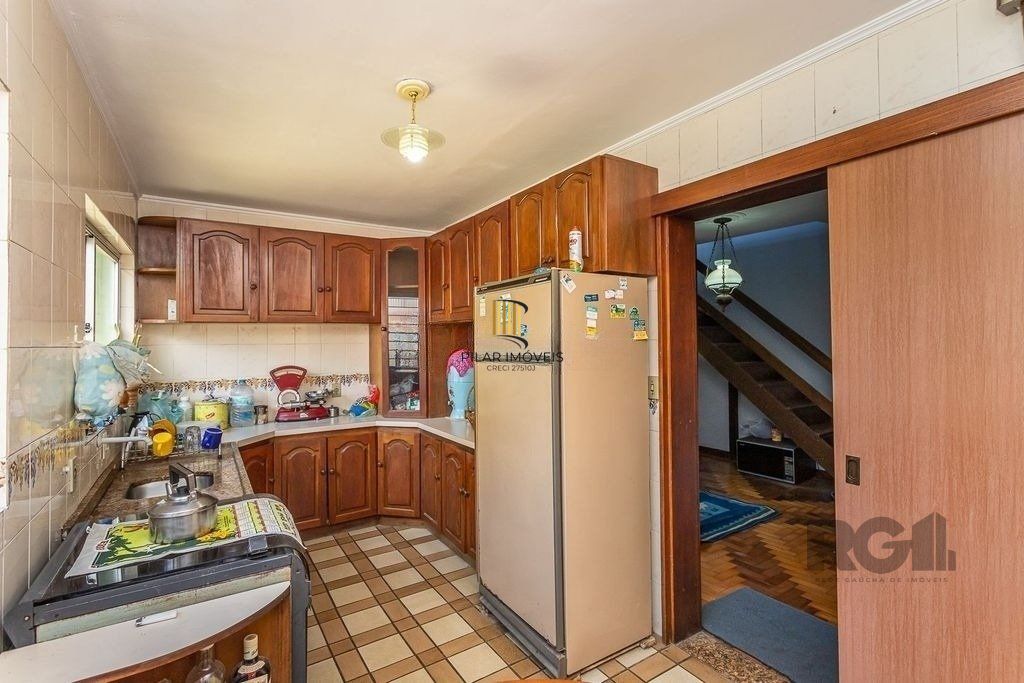 Casa 216m² - 4 dormitórios, 5 vagas no bairro Partenon