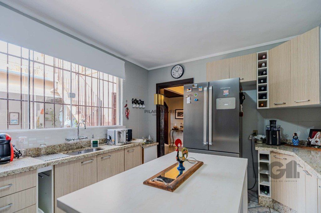Casa com 234m², 3 dormitórios, 3 vagas no bairro Partenon
