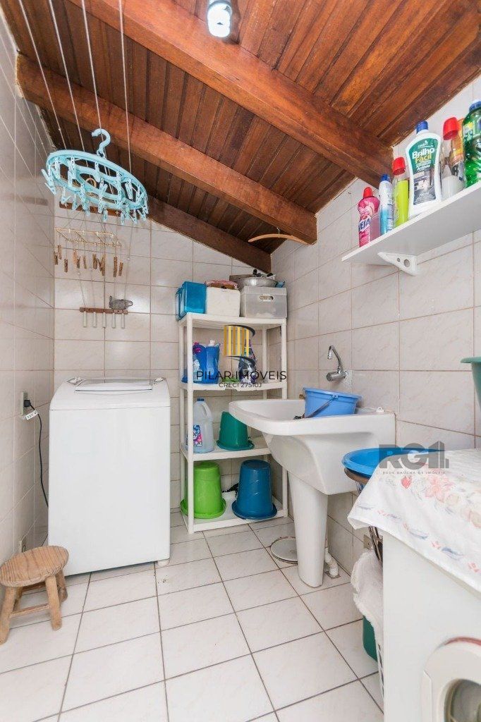 Casa 381m² - 5 dormitórios, 1 suíte, piscina e 6 vagas no bairro São Sebastião