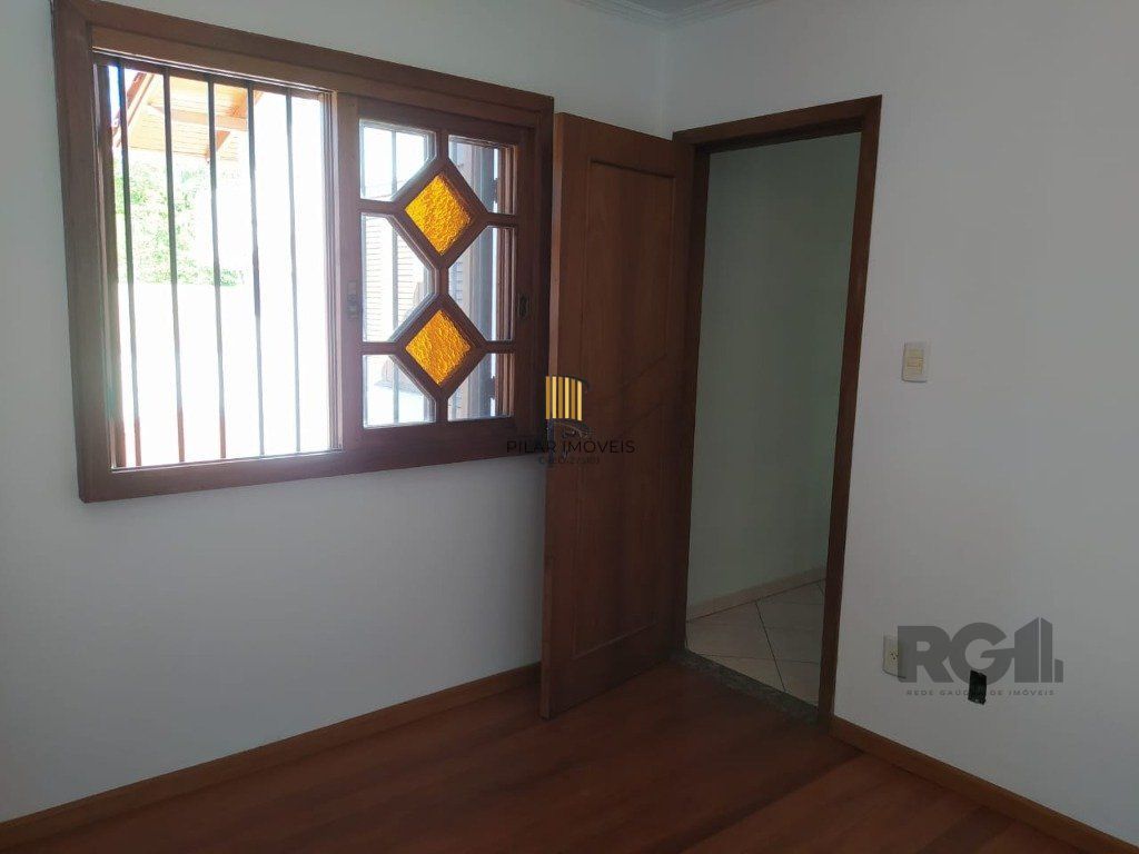Casa 234m² - 3 dormitórios, 1 suíte e vaga para 6 carros no Jardim São Pedro