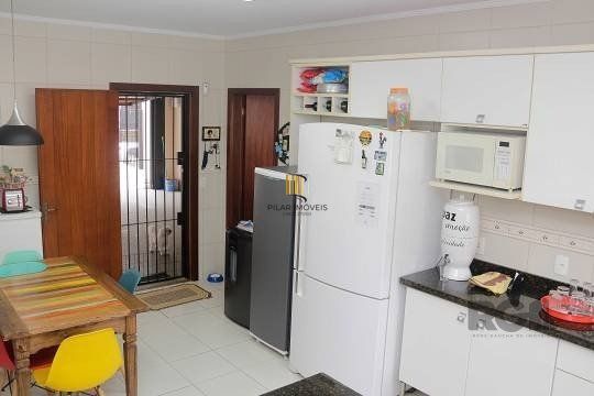Excelente casa de 287m² com 3 dormitórios e 4 vagas.