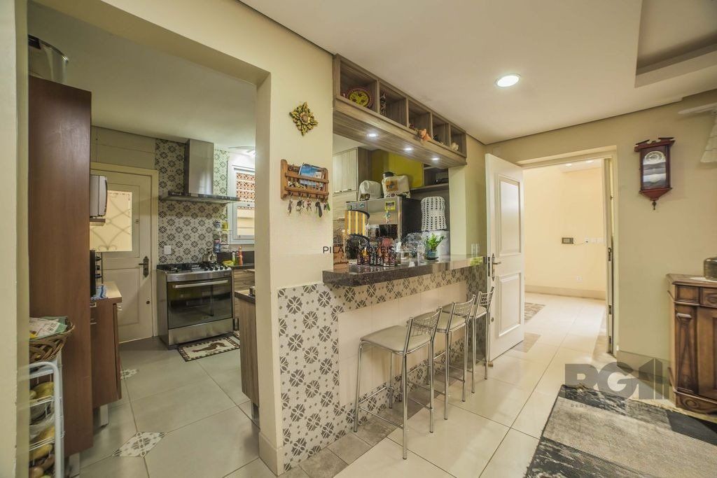 Casa de 4 dormitórios no bairro Glória