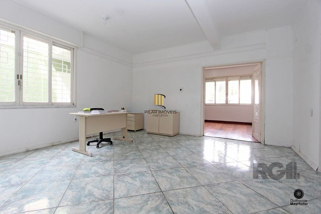 Casa com 5 suítes, 7 banheiros, 4 vagas no bairro Partenon