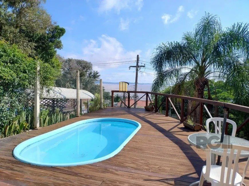 Casa de 307m² - 3 dormitórios, piscina, 4 vagas no bairro Espírito Santo