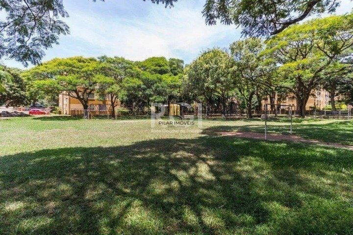 Apartamento de 03 dormitórios, sala, cozinha, banheiro. Condomínio  com salão de festas, pracinha, quadra de esportes, portaria 24h, salão de festas, churrasqueira e garagem rotativa