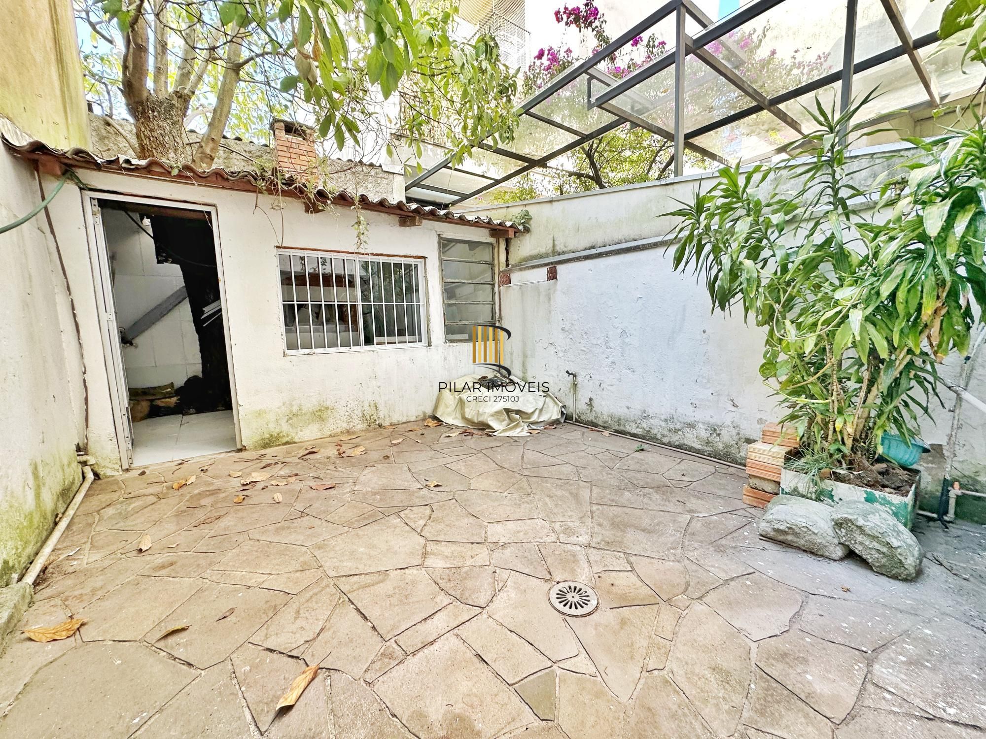 Sala comercial com mezanino e pátio na Cidade Baixa