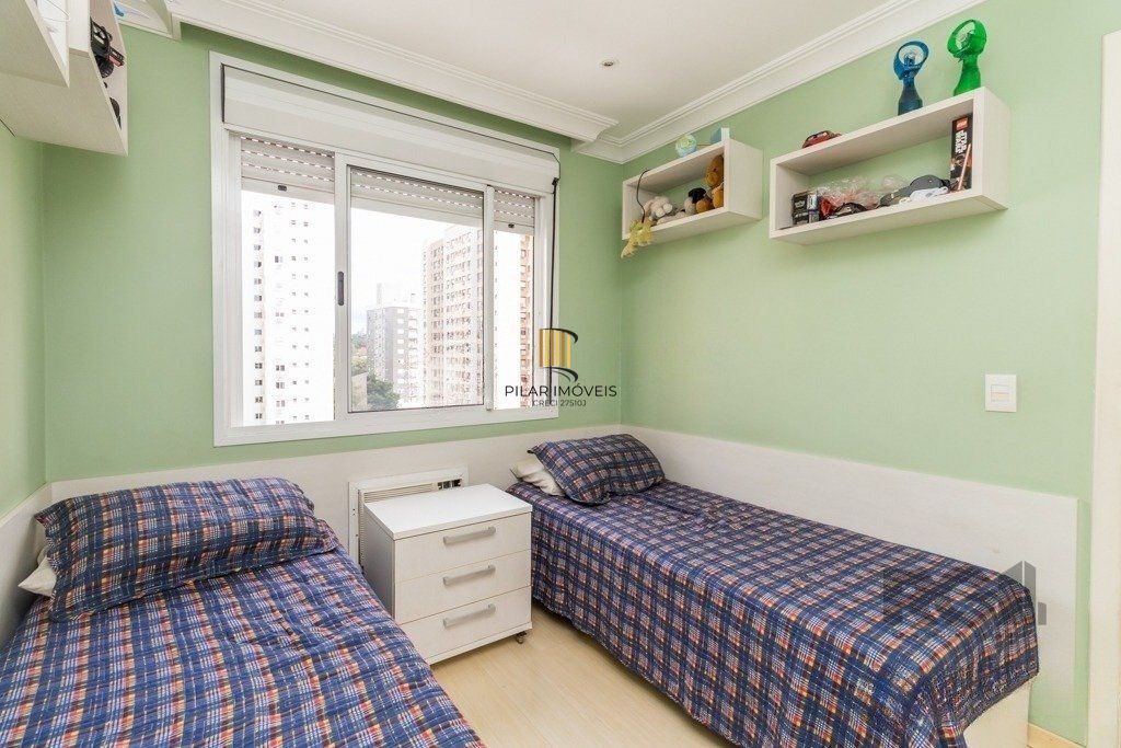 Apartamento 95m² - semi mobiliado, 3 dormitórios, 1 suíte e 2 vagas no bairro Passo da Areia