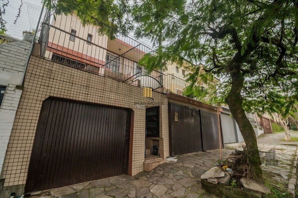 Excelente casa de 389,53m² com 8 dormitórios e 3 vagas.
