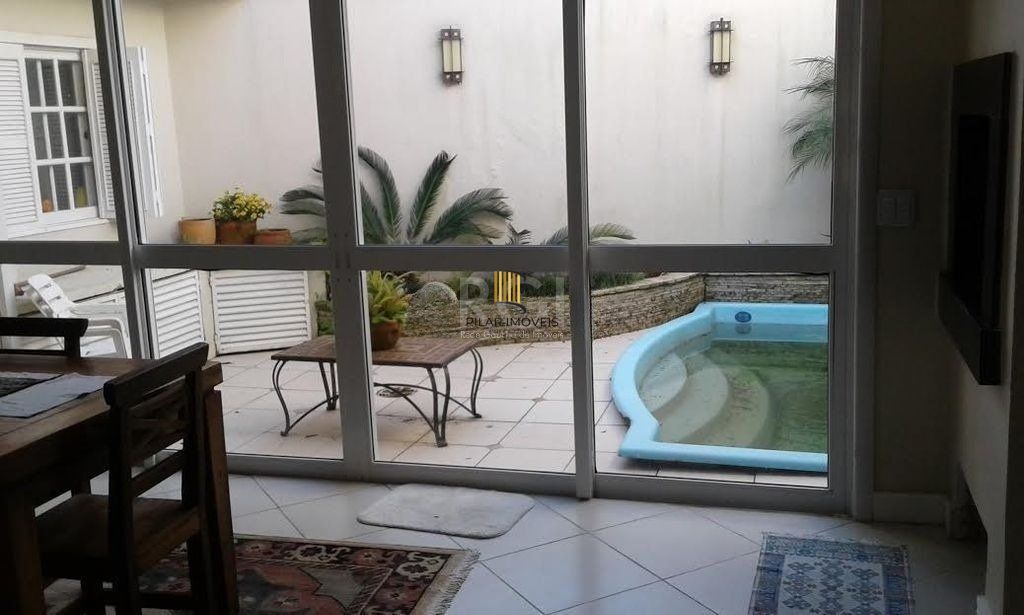Excelente casa em condominío de 350m² com 03 dormitórios sendo 02 suítes.