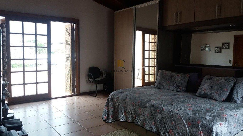 Casa de 3 dormitórios no bairro  Sarandi