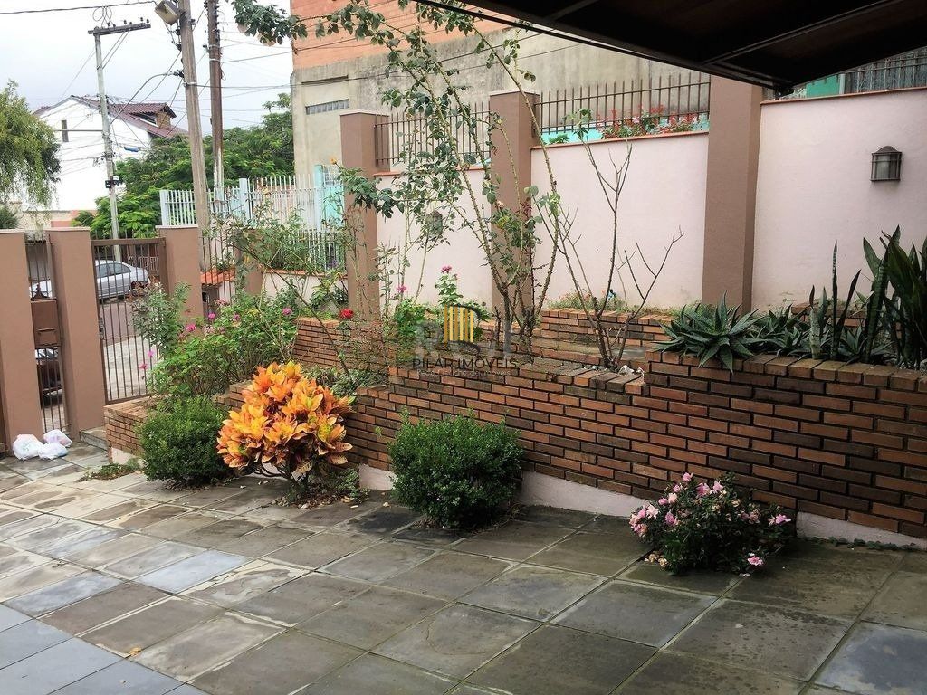 Casa de 270m² - 3 dormitórios, 1 suíte, churrasqueira, pátio e 3 vagas de garagem