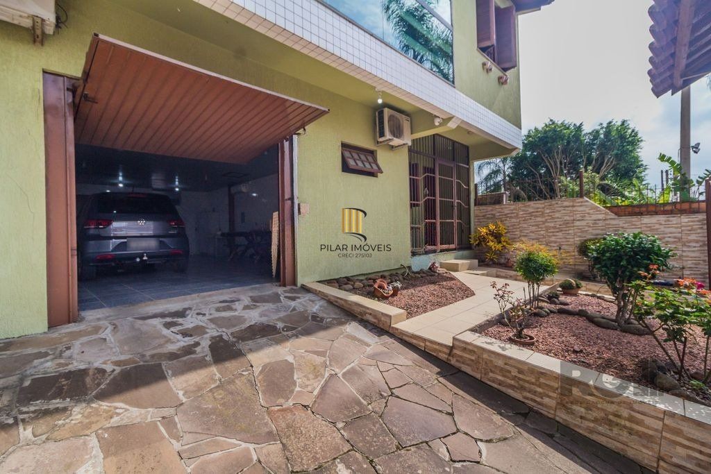 Casa de 4 dormitórios no bairro Sarandi