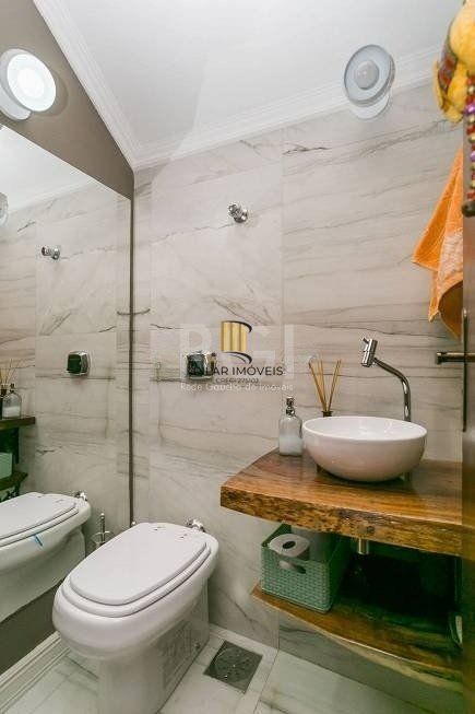 Casa de 147m² - 3 dormitórios, 1 suíte, churrasqueira, pátio com piscina e 3 vagas de garagem no Guarujá