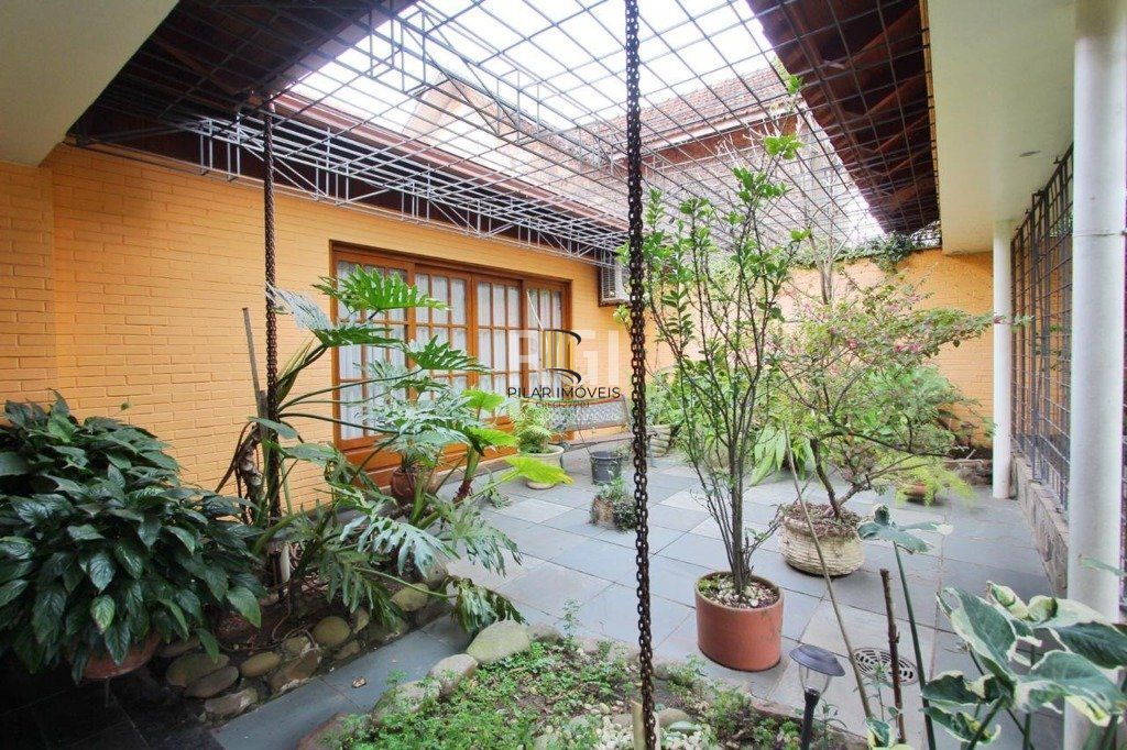 Casa para Venda - 250m², 3 dormitórios, 1 vaga - Teresópolis