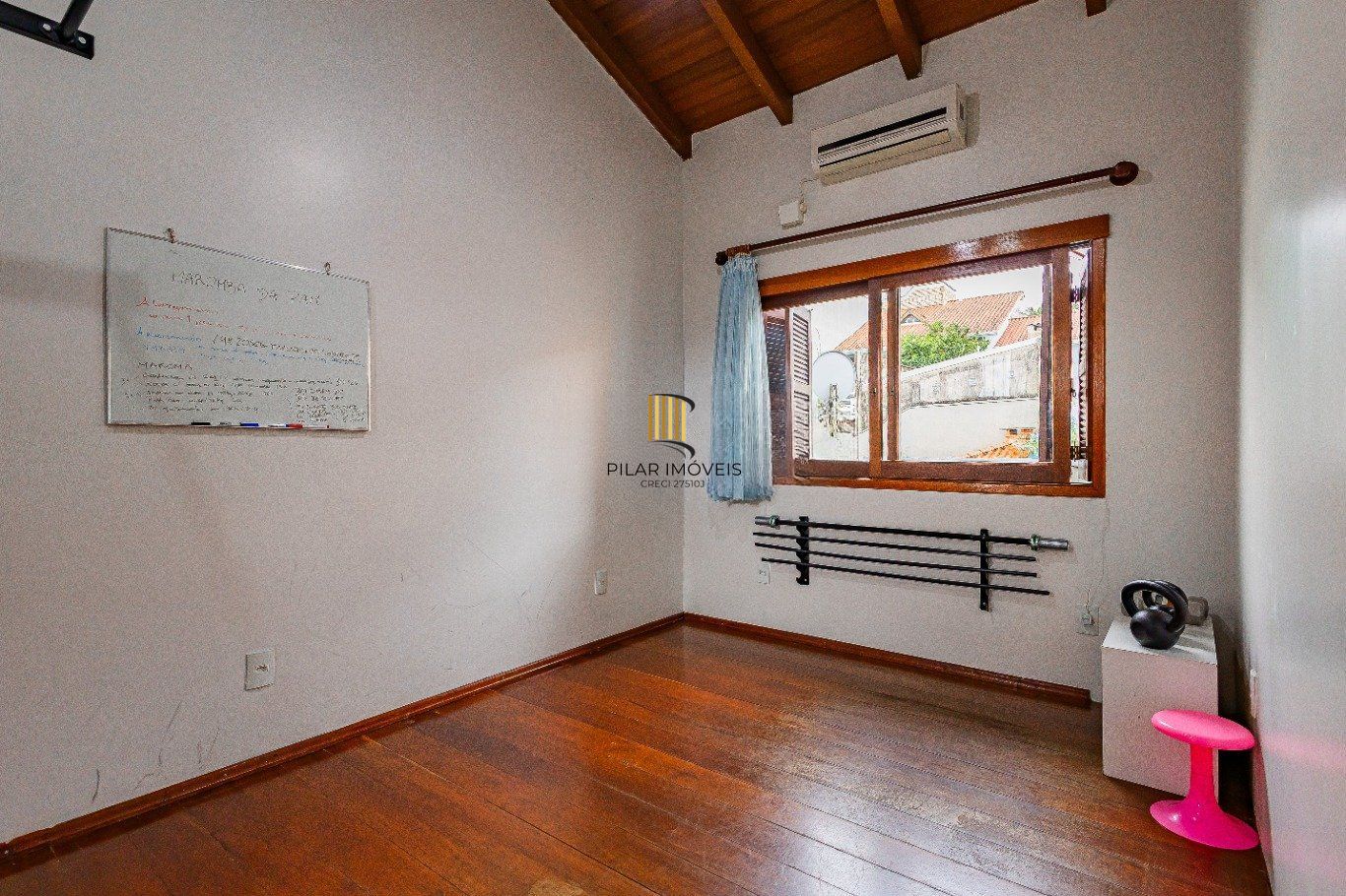 Casa de 4 dormitórios e 208m² à venda no Bairro Jardim Botânico, Porto Alegre.