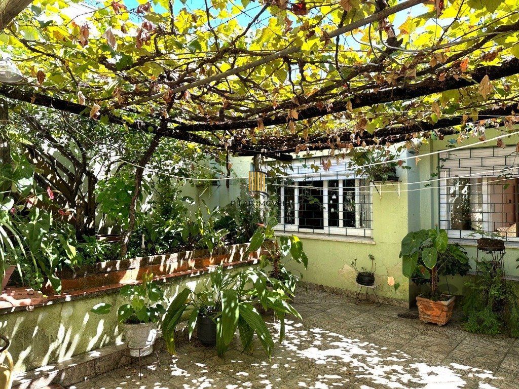 Casa 3 dormitórios no Bairro Glória, próxima a Prof. Oscar Pereira.