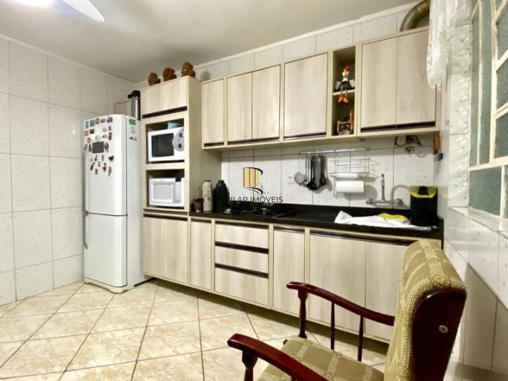 Casa com 03 dormitorios e 4 vagas de garagem proximo a Sport club Sáo jóse - Porto Alegre/RS.