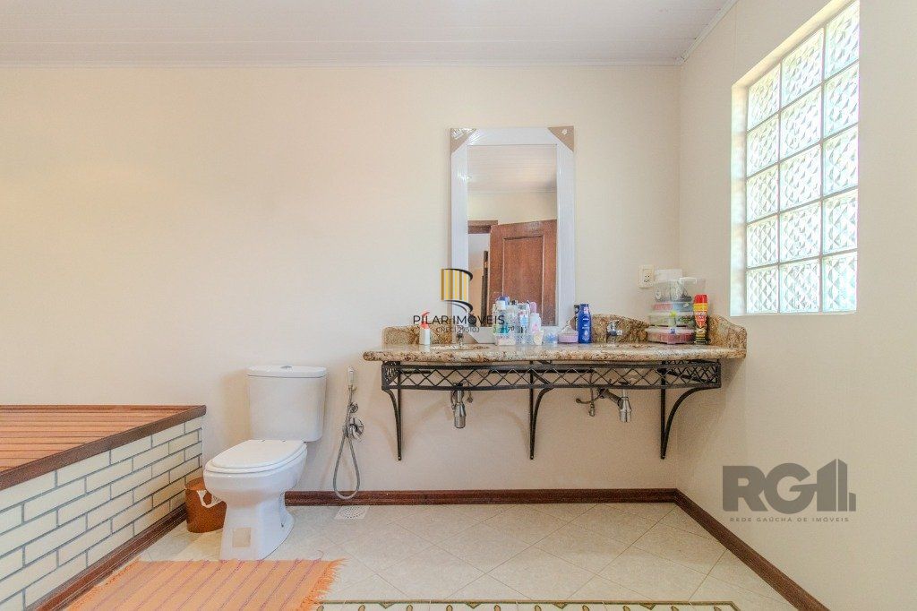 Linda casa de 04 dormitórios com vista livre no Bairro Teresópolis