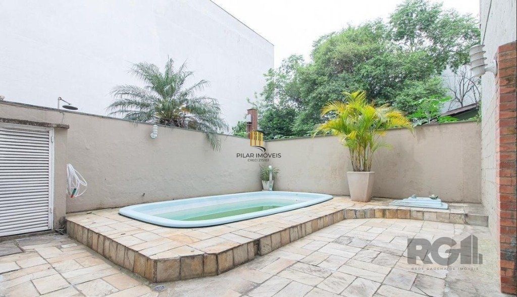 Excelente casa de 157m² com 3 dormitórios, 4 vagas e piscina.